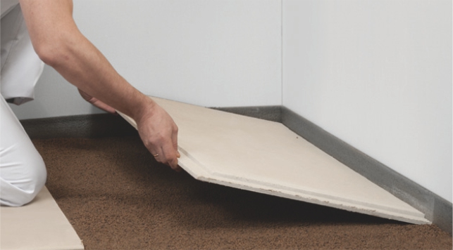 Начинайте укладку элементов пола от стены с дверным проемом справа налево.jpg Начинайте укладку элементов пола от стены с дверным проемом справа налево.jpg