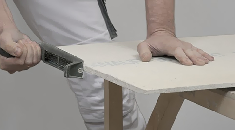 Обработайте надрезанную кромку обдирочным рубанком.jpg Обработайте надрезанную кромку обдирочным рубанком.jpg